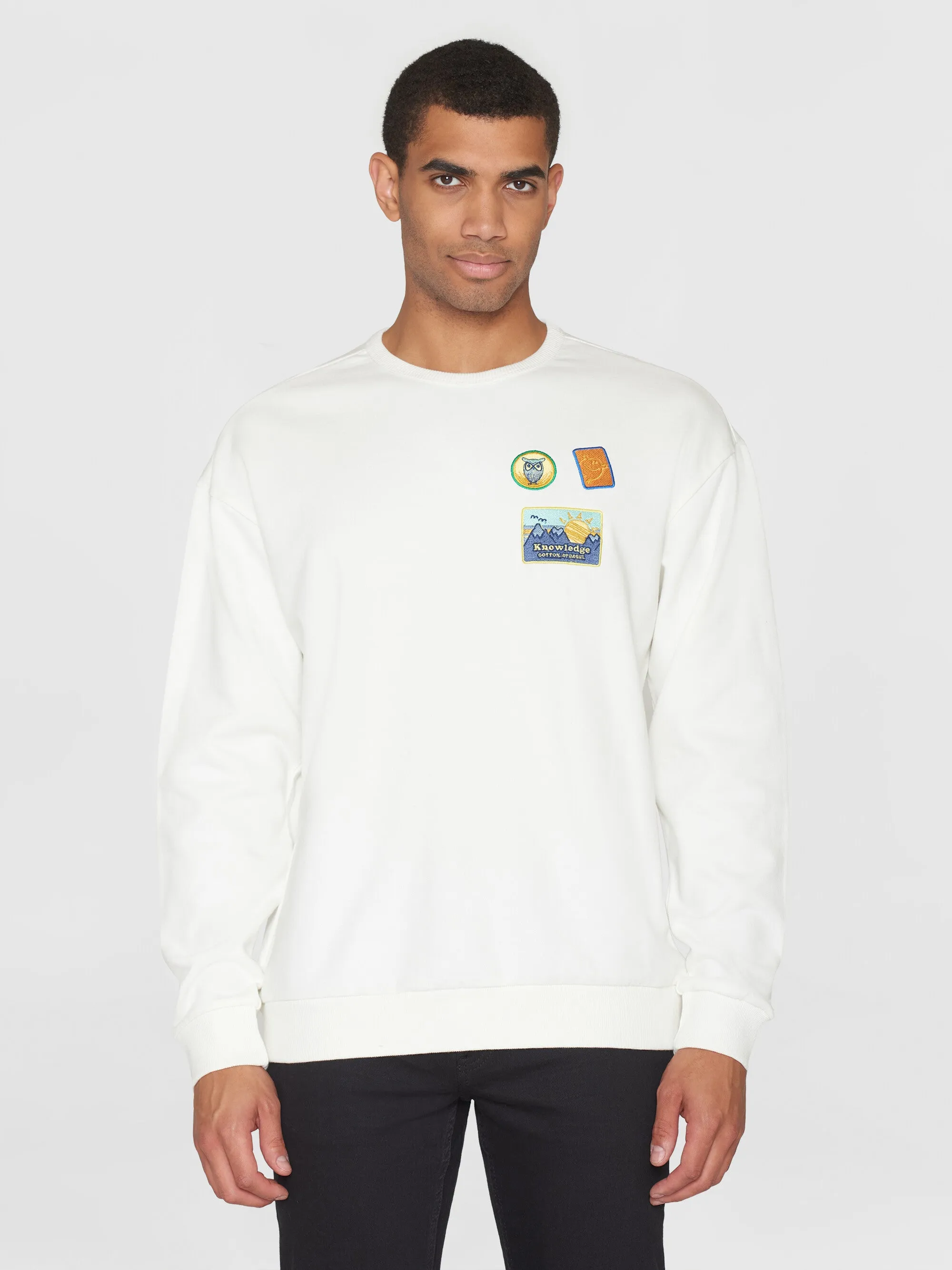 Loose fit crew sweat with badge embr - GOTS/Vegan - Egret