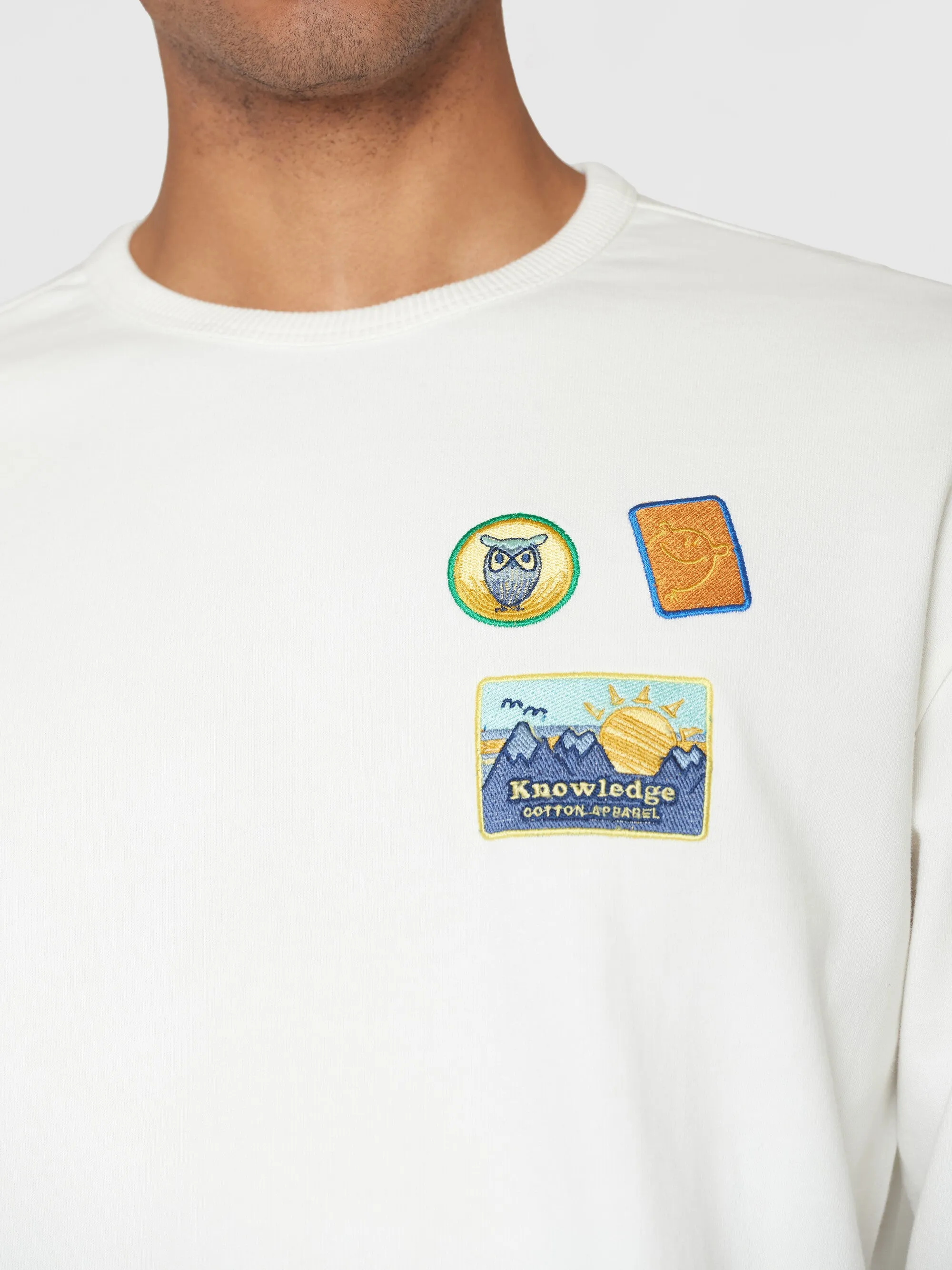 Loose fit crew sweat with badge embr - GOTS/Vegan - Egret