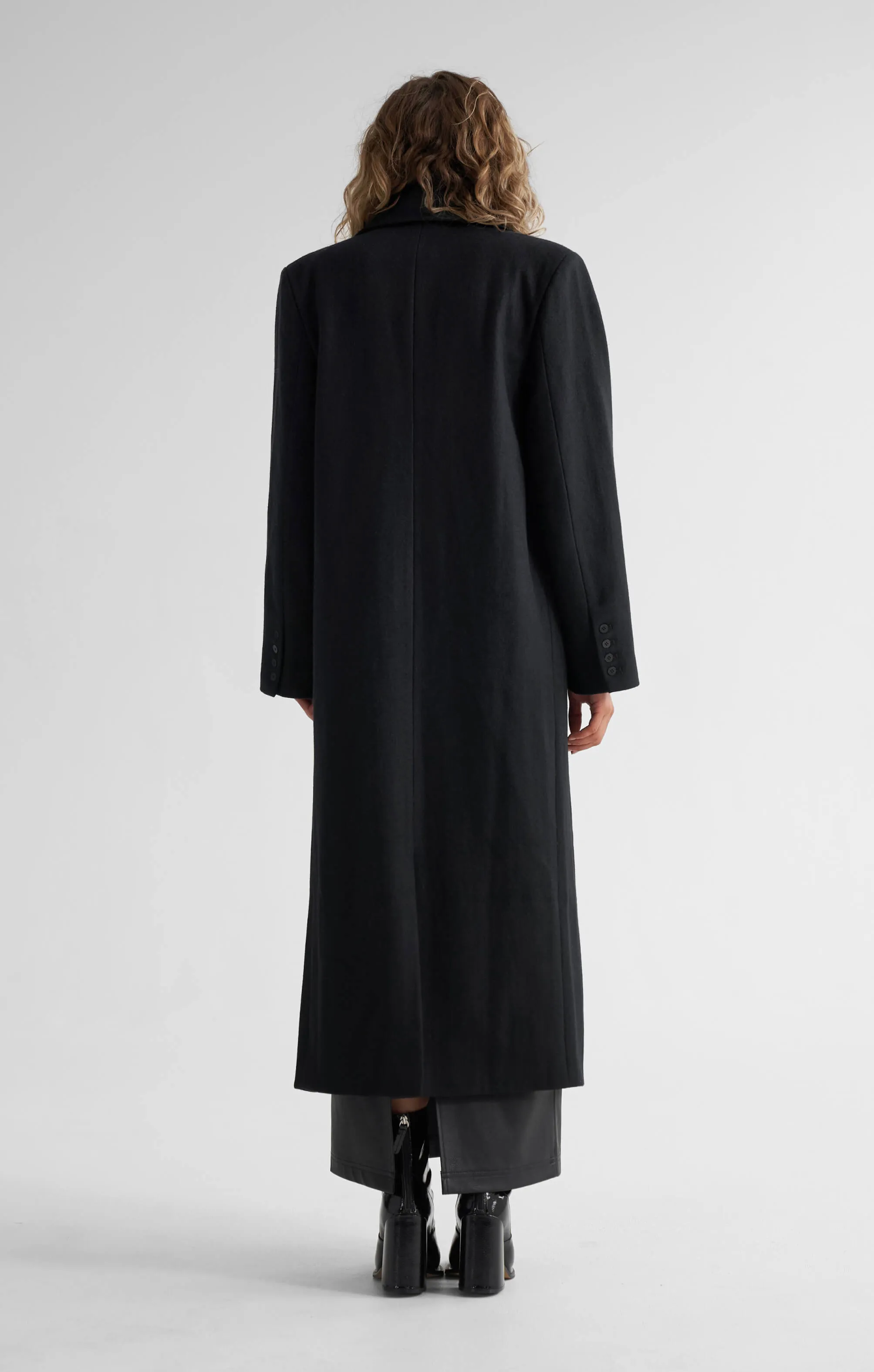 THE LONGLINE CLASSIC COAT - BLACK